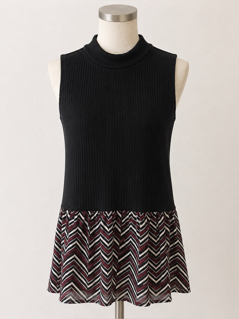 Candie’s Sleeveless Ribbed Mock Neck Peplum Top Black Chevron Print XS